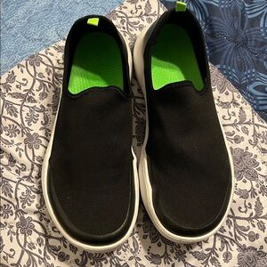 Oofos WOMEN'S OOMG EEZEE LOW
SHOE - WHITE BLACK